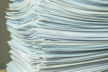 Ofiste bir yığın kağıt var.