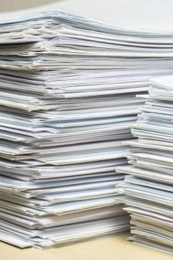 Ofiste bir yığın kağıt var.