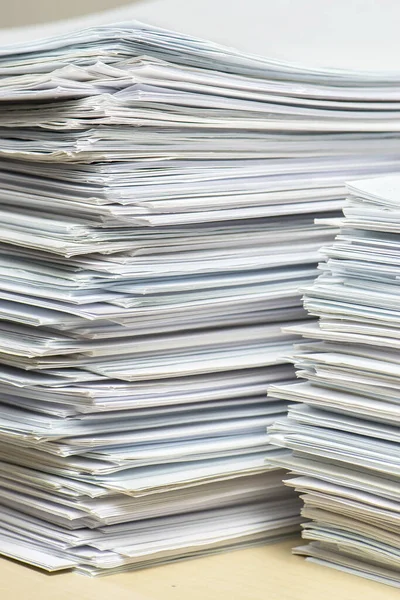 Pila de documentos en papel en la oficina — Foto de Stock