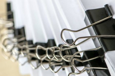 Bir tomar kağıt doküman. Paketler ofisteki masanın üzerine yığılır.
