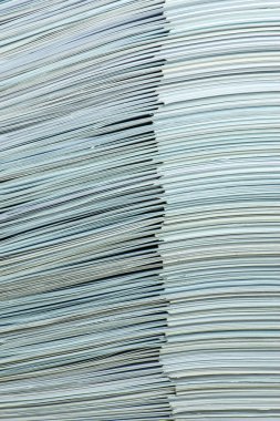 Ofiste bir yığın kağıt var.