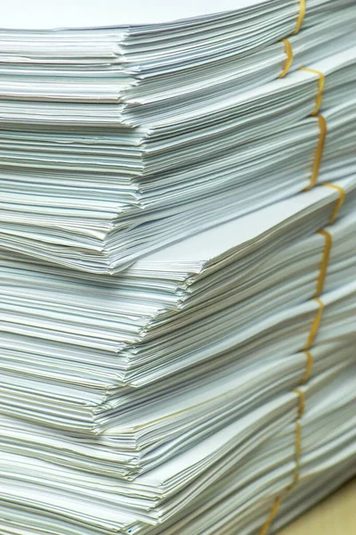 Σωρός εγγράφων σε χαρτί στο γραφείο — Φωτογραφία Αρχείου