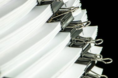 Ofiste siyah arkaplan üzerine kağıt yığını