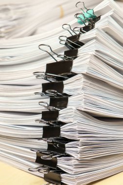 Bir tomar kağıt doküman. Paketler ofisteki masanın üzerine yığılır.