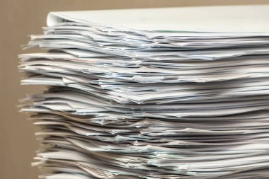 Bir tomar kağıt doküman. Paketler ofisteki masanın üzerine yığılır.