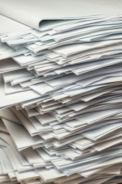 Bir tomar kağıt doküman. Paketler ofisteki masanın üzerine yığılır.