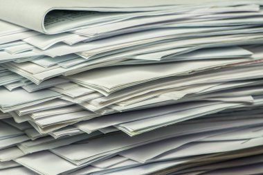 Bir tomar kağıt doküman. Paketler ofisteki masanın üzerine yığılır.