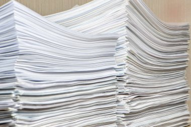 Bir tomar kağıt doküman. Paketler ofisteki masanın üzerine yığılır.