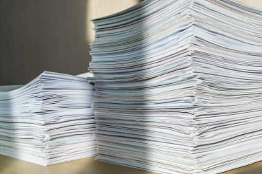 Bir tomar kağıt doküman. Paketler ofisteki masanın üzerine yığılır.