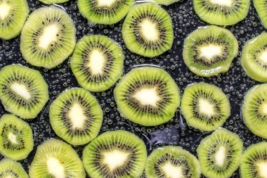 Baloncuklarla kaplı dilimlenmiş kivi.