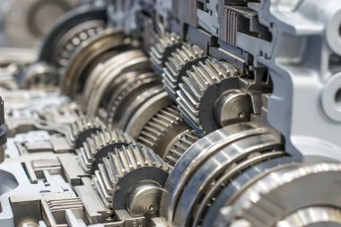 Bir sürü dişlisi ve mekanizması olan parlak bir krom cihazı.