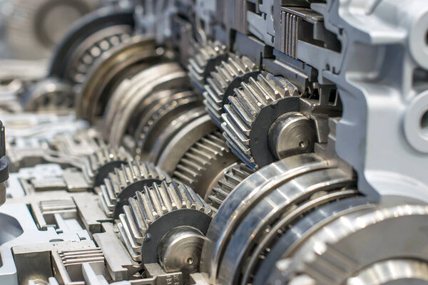 блестящее хромированное устройство с большим количеством передач и механизмов
