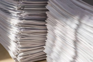 Ofiste kağıt yığını, kağıt çöpü, atık kağıt