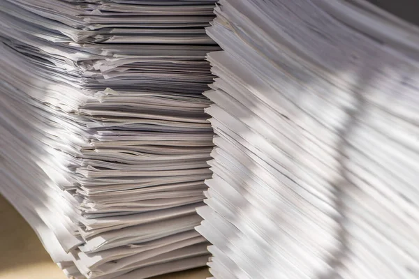 Hromada papírových dokumentů v kanceláři, odpadkový koš, papírový odpad — Stock fotografie