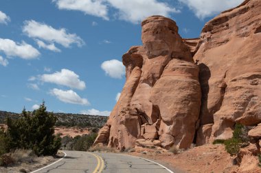 Colorado Ulusal Anıtı 'ndaki Ziyaretçi Merkezi ve Doğu Girişi piknik alanı yakınında piknik alanı ve 2 şeritli kamp alanı olan Saddlehorn Formasyonu.