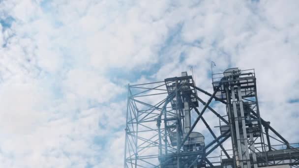 生态问题 在空中建造了一座工厂 大型制造业金属结构附近的白蒸汽 — 图库视频影像