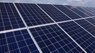 Yere monte edilmiş küçük güneş enerjisi santralinin kaydırak kamera görüntülerini kapatın. Alternatif enerji kaynakları.