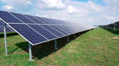 Fotovoltaik güneş enerjisi santrali panelleri yeşil alana monte edildi. Alternatif enerji üretimi.