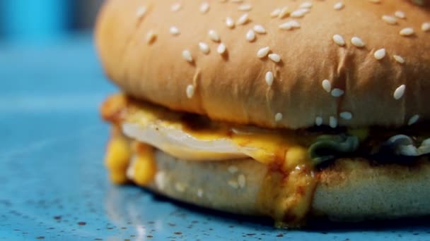 Lekker Fastfood Concept Verse Gegrilde Burger Broodje Met Sesamzaad Gesmolten — Stockvideo