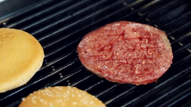 Costeleta Quente Para Uma Sanduíche Processo Cozinhar Carne Pães Grelha — Vídeo de Stock