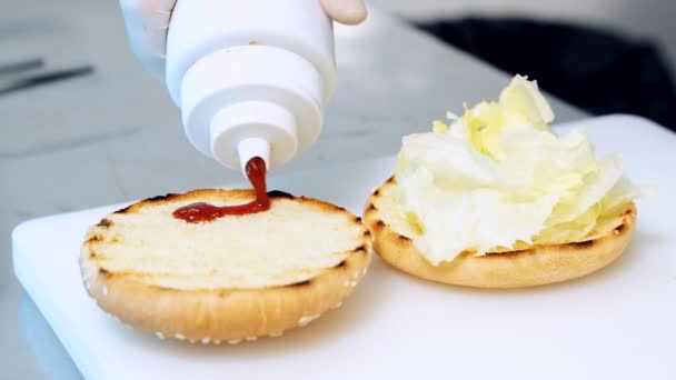 Chef Gießt Frischen Süßen Ketchup Auf Gebratenes Brötchen Kochen Köstliche — Stockvideo