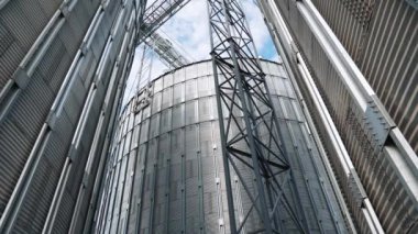 Modern bir tarım fabrikasının dışı. Gümüş tahıl asansörleri. Tahıl işlemek için büyük metal silolar. Yakın plan..