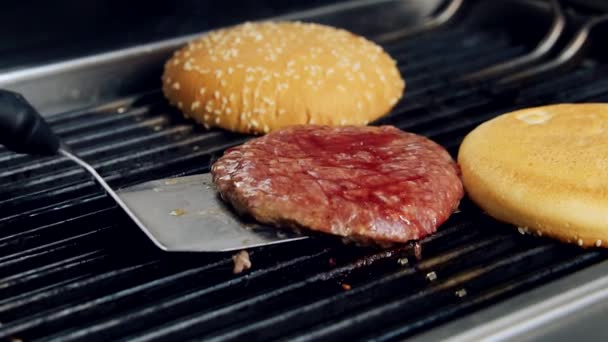 Μαγείρεμα Φαστ Φουντ Cook Γυρίζει Πάνω Από Κοτολέτες Για Burger — Αρχείο Βίντεο