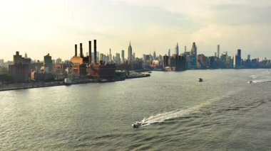 New York 'un panoramik manzarası Empire State Binası ve endüstriyel liman manzarası. Feribot ve tekneli Doğu Nehri 'nin havadan görünüşü.