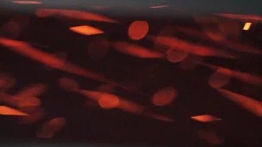 Dağınık ışık yolları ve bokeh ile soyut kompozisyon. Ateşli hareketi ve parlayan parçacıkları çağrıştırır.