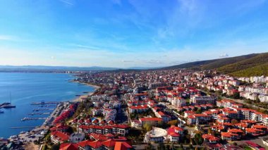 Tüm Sveti Vlas tatil köyünün panoramik hava veiw 'i. Liman, ünlü açık hava amfi tiyatrosu, lüks oteller ve mavi gökyüzünün altına uzanan uzun kıyı şeridi..