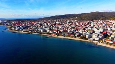 Karadeniz 'in kumlu kıyı şeridi boyunca uzanan beyaz binaları ve kırmızı çatıları olan tatil köyü Sveti Vlas' ın panoramik hava manzarası.