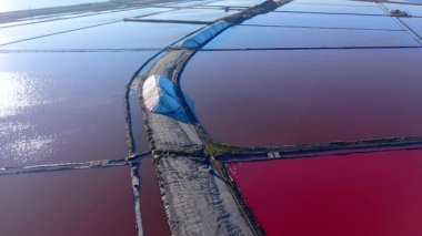 Beyaz tuz yığınlarıyla kıvrımlı toprak seti manzarası yüksekti. Çevredeki göllerde farklı renkte su var. Endüstriyel tuz üretim tesisi.