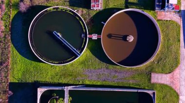 Arındırma işlemi sırasında su ile yuvarlak beton netleştirici tanklar. Tesisteki tortu tanklarının yukarıdan aşağı görüntüsü.