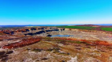 Yeşil tarlalarla çevrili endüstriyel bir maden sahası. Büyük taş ocağının uzak hava manzarası.