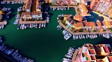 Liman bölgesinde demirlemiş tekneleri ve yatları olan çok sayıda rıhtım. İspanya 'daki kompleks bir marina limanının yukarıdan görünüşü. Döşemeli Avrupa çatıları.