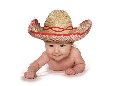 3 aylık bebek sombrero giyen