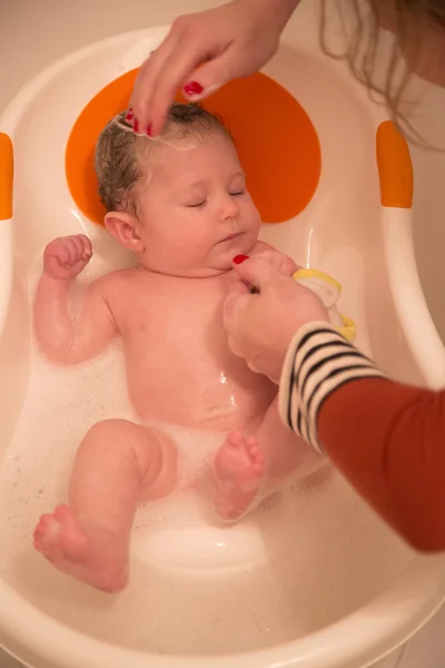 Bebé tomando un baño — Foto de Stock