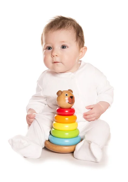 Baby mit Holzstapelspielzeug — Stockfoto