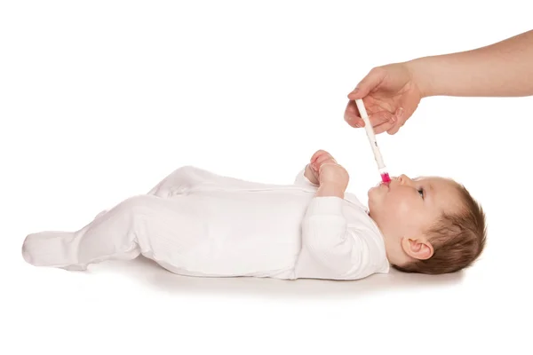 Dar medicamentos para bebés — Fotografia de Stock