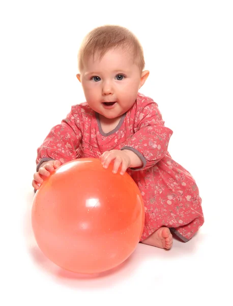 Niña jugando con una pelota — Foto de Stock