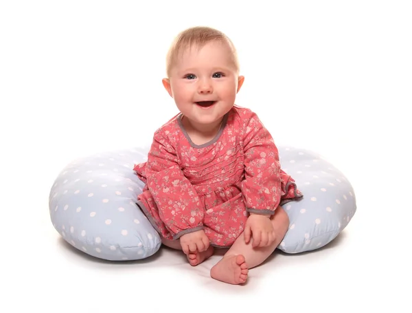 La bambina impara a sedersi usando un cuscino — Foto Stock