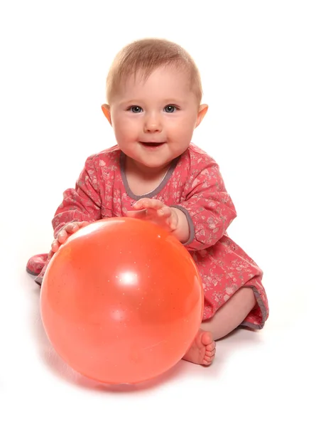 Niña jugando con una pelota — Foto de Stock