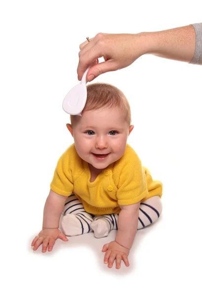 Mamma pettinando i capelli delle bambine — Foto Stock