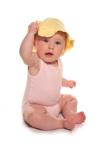 Bébé fille portant chapeau soleil jaune — Photo