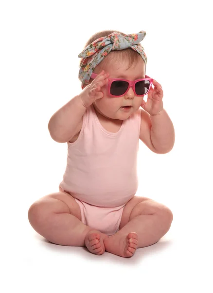 Bebé niña con diadema floral vintage y gafas de sol — Foto de Stock