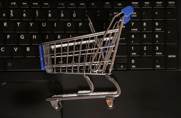 Zakup wózka na zakupy online — Zdjęcie stockowe
