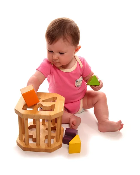 Menina bebê brincando com classificador de forma de madeira — Fotografia de Stock