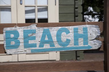 mavi ve beyaz plaj işareti 