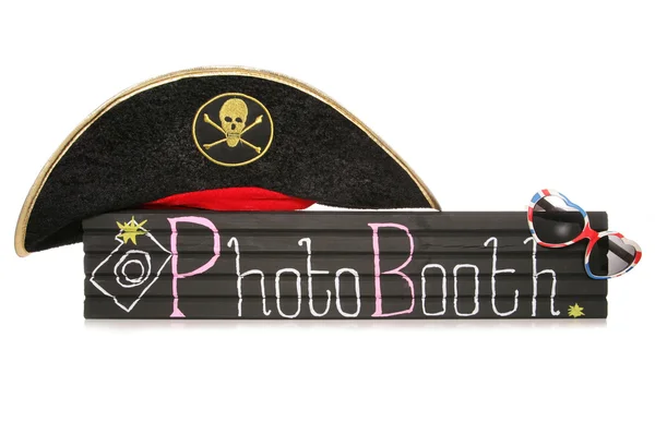 Photobooth sign with pirate hat and sunglasses — Stock Photo, Image