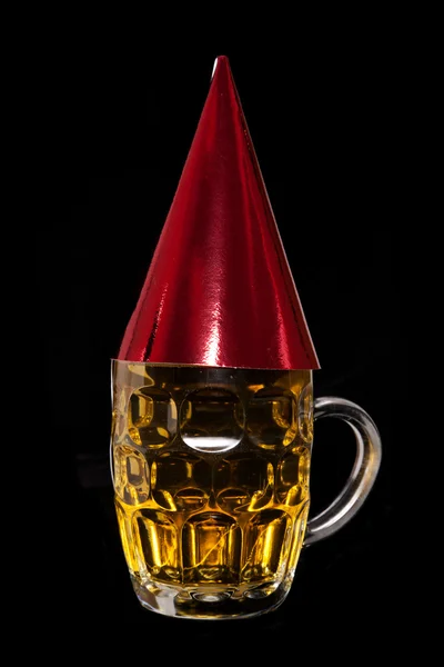 Bir bardak bira ile parti şapkası — Stok fotoğraf